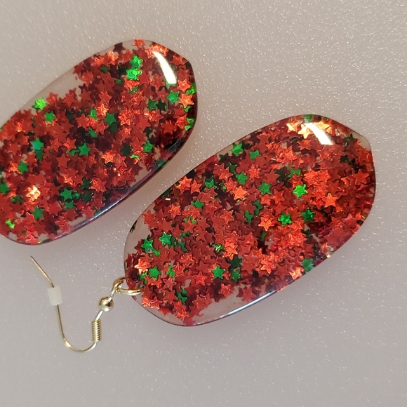 •Red and green star confetti acrylic resin pierced earrings• goldtone hooks• - Picture 4 of 14